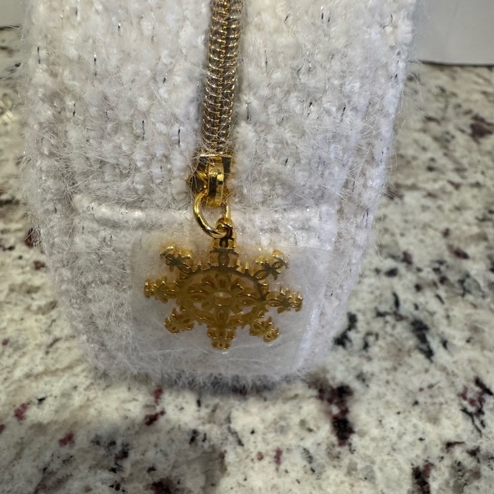 CHANEL White and Gold Beauty Set - Picture 9 of 12